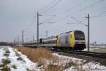 ER 20-012 schiebt am 19.2.11 die NOB 81709 nach Hamburg-Altona bei Borsfleth durch die Landschaft.