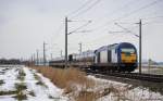 DE2000-02 schiebt am 19.2.11 die NOB 81711 bei Borsfleth durch die Felder.