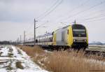 Mit der NOB 81710 nach Westerland (Sylt) am Haken dieselt ER 20-012 am 19.2.11 bei Borsfleth durch die Landschaft.