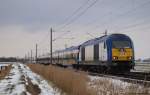 DE2000-02 der NOB fhrt am 19.2.11 mit der NOB 81712 nach Westerland (Sylt) bei Borsfleth durch die weite, verlassene Landschaft gen Norden.