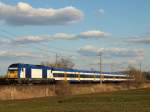 Mit einer 4-Wageneinheit beschleunigte DE 2000-01 die NOB nach Westerland durch Bullendorf.