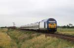 DE2000-01 der NOB zieht am 3.7.11 die NOB 81710 nach Westerland (Sylt) durch den KB Lehnshallig und strebt weiter gen Sylt.