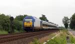 DE2000-02 der NOB dieselt am 3.7.11 mit der NOB 81714 nach Westerland (Sylt) am Niebller Evsig vorbei.