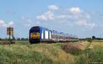 DE2000-01 der NOB dieselt am 11.7.11 mit der NOB nach Westerland (Sylt) bei Niebll durch die Landschaft.