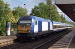 DE2000-01 der NOB steht am 12.5.12 mit der NOB nach Westerland (Sylt) im Bhf. Elmshorn und wartet auf Abfahrt.