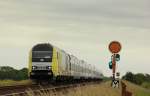 Am Einfahrvorsignal des Bahnhof Klanxbll rauschte ER 20-001 der Nord-Ostsee Bahn mit einem gleichnamigen Zug am Fotografen vorbei. 29.6.12
