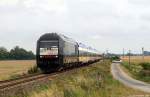 ER 20-014 fhrt am 4.8.12 mit der NOB nach Westerland (Sylt) durch den Kbf. Lehnshallig und strebt weiter gen Sylt.