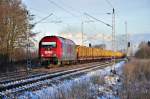 Unter Vollast brummt der OHE-Tiger 270081 am 23.01.2013 durch Sildemow in Richtung Schwerin.Der Holzzug rollt nach Stendal,am Zugschluss lsst sich die 246 011 mitschleppen.