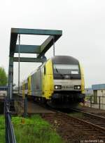 Mit der NOB nach Westerland (Sylt) fuhr ER 20-012/223 012-6 am 19.5.13 über die Klappbrücke am Husumer Hafen.