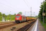 OHE 270081/1223 102-5 mit beladenem Holzzug aus Flensburg-Weiche bei der Durchfahrt in Schleswig. 06.06.2014