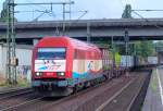 Leise brummend fuhr EVB 420-11 mit einem sprlich beladenen Containerzug an uns vorbei. HH 15.7.10