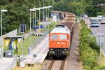 230 077-0 Bahnlogistik24 GmbH mit einem leeren Schrottzug von Brandenburg Altstadt nach Wismar, bei der Durchfahrt am Haltepunkt Premnitz Zentrum.