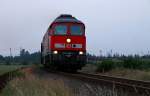 Pünktlich erschien ebenfalls die 1 232 668-4 mit ihrem EZ/GB 47420 nach Esbjerg in Jübek, hier festgehalten am Beginn der Strecke nach Husum am Bü Jyderupweg. 31.07.2014