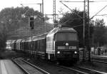 Gleiches Spiel...DB 1232 668-4 mit dem EZ 47421 in s-w gehalten rauscht hier durch Schleswig gen Hamburg. 16.07.2015(1093)