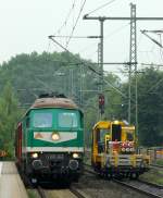 Pünktlich nach dem EC 387 kam die SBW V300.002(ex Wismut 1232 405-1, REV/628/23.02.11)mit ihrem diesmal aus tschechischen und österreichischen Eanos1 Wagen bestehenden leerem Dünger-Kalk Transport aus Jübek durch Schleswig gefahren. SL 18.08.2015(1178)