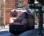 001. Erstes Bild des Fuzzer-Treffens in HH-Harburg war die 232 103-2 der EVB die sich  versteckt  und im Schatten des Bahnsteiges davon schleichen wollte. HH 6.3.10