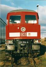 Die 233 314 zeigt den aktuellen Zustand der Baureihe 233 am 13.01.2004 in Rostock-Seehafen.