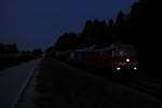 Die Sonne ging längst unter, als 233 176-7 mit ihrem 500m langen, gemischten Güterzug von Mühldorf nach München Nord Rbf um 20:07 Uhr am Rande Poings unterwegs war.