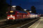 Zur Blauen Stunde wurde 245 014-6 mit ihrem Doppelstockzug von München Hbf nach Mühldorf im Bahnhof von Markt Schwaben fotografiert.