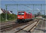 Die DB 245 006 erreicht mit ihrem IRE von Lindau Insel nach Ulm* statt Stuttgart den Bahnhof von  Friedrichshafen Stadt.