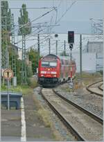 Die DB 245 006 (UIC 92 80 1245 006-2 D-DB) erreicht mit ihrem IRE3 von Friedrichshafen Hafen nach Basel Bad Bf. den Bahnhof Erzingen (Baden). 

6. Sept. 2022