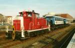 364 892-0 mit Schmalspurtransport in Friedrichshafen Hbf, August 2000. Scan