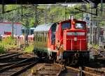 363 726-1 der DB Schenker Hannover rangiert im Kieler Hbf mit einem Steuerwagen rum....17.05.12