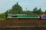 266 063-7 der HGK in Ascendosfarben abgestellt in HH-Wilhelmsburg aufgenommen aus dem vorbeifahrenden Zug. 30.06.12