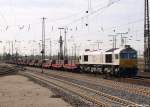 247 011-0 rollt am 9.4.11 mit einem kurzen Gz durch den Duisburger Hauptbahnhof.