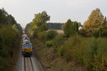 Ein Klassiker am Sonntag an der KBS 940: Der am Vormittag verkehrende gemischte Güterzug von München Nord nach Mühldorf mit 247 038-3 wurde am herbstlichen 16.