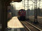 295 063-2 kam im vollen Gegenlicht aus Richtung Neummster mit der bergabe fr Flbg-Weiche durch Schleswig gefahren. 26.3.11
