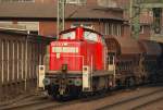 295 099-6 dieselte mit ein paar groen Schttgutwaggons durch Harburg. 30.3.11