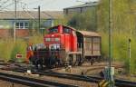 295 062-4 rangiert hier in Neumnster mit 2 Gterwaggons. 21.4.11