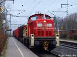 295 027-7 dieselte am 01.04.10 mit einem Holzzug aus Flensburg-Weiche durch den Jbeker Bhf. in Richtung Sden.