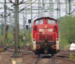 Nein, es ist nix an diesem Bild bearbeitet!! Die 295 065-7 fuhr mit orange angemalten Puffern an uns vorbei. HH 6.5.10