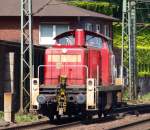 Noch eine aussterbende Lok...295 074-9 dieselt durch HH-Harburg. 15.7.10