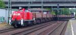 295 062-4 dieselt mit ihren 15 Selbstentladewaggons durch Harburg. 15.7.10