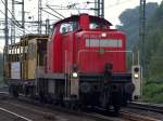 295 084-8 mit einem Gleisbauwagen fotografiert in HH-Harburg.
