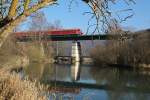 Ein 611 überquert am 13.03.14 eine Eisenbahnbrücke über den Fluß  Blau  in Blaubeuren - daher auch ein Teil des Stadtnamens.