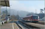Ein 628/928 Dieseltriebwagen nach Ehingen (Donau) erreicht Blaubeuren am 8. Dez. 2008.