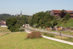 Auf dem Streckenast Hörpolding - Traunreut wurde mit Blick auf St. Georgen der Mühldorfer 628 560-5 entlang der Straße am 25.08.16 fotografiert.