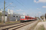 BR 0628/549401/der-von-der-gaeubodenbahn-stammende-628 Der von der Gäubodenbahn stammende 628 425-1, der auf die Stadt Geiselhöring getauft wurde, hatte zusammen mit 628 576-1 Pendeldienst auf dem Streckenabschnitt München - Hörlkofen. Es sind nachwievor Bohrarbeiten inbezug auf den geplanten zweigleisigen Ausbau der Strecke zwischen Hörlkofen und Weidenbach. (Poing am 02.04.17)
