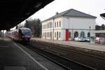 Neben dem einfahrenden 642 646-4 nach Grlitz prsentiert sich am 26.11.11 das in den Ursprungszustand versetzte und unter Denkmalschutz stehende Empfangsgebude des Bahnhofs von Bischofswerda.