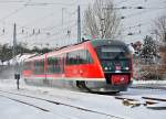 Als RE aus Wismar kommend rollt der 642 049 am 04.02.2012 in den Bahnhof Rostock.