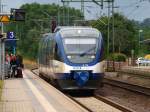 VT 729 der NOB steht abfahrbereit mit Beule und langem Kontaktstreifen in Schleswig und dst nun nach Kiel.   (1100)