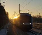 NOB´s VT 304 rollt am frhen Morgen des 28.1.11 von der Sonne beleuchtet in den Schleswiger Bhf. ein.