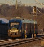 Von Husum kommend rollt NOB´s VT 306 am 28.1.11 in den sonnendurchleuchteten Bahnhof Schleswig ein.