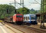 185 323-0 mit einem Mischer Richtung Hamburg und NOB VT 307 Richtung Husum trafen sich kurz im Bhf von Schleswig. 09.06.11