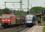 185 321-4 rauscht hier an dem abfahrenden VT 309 in Schleswig vorbei. 23.7.11