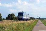 Als NOB 83013 fhrt VT 301 am 8.7.11 vor den Toren Husums durch die Landschaft.